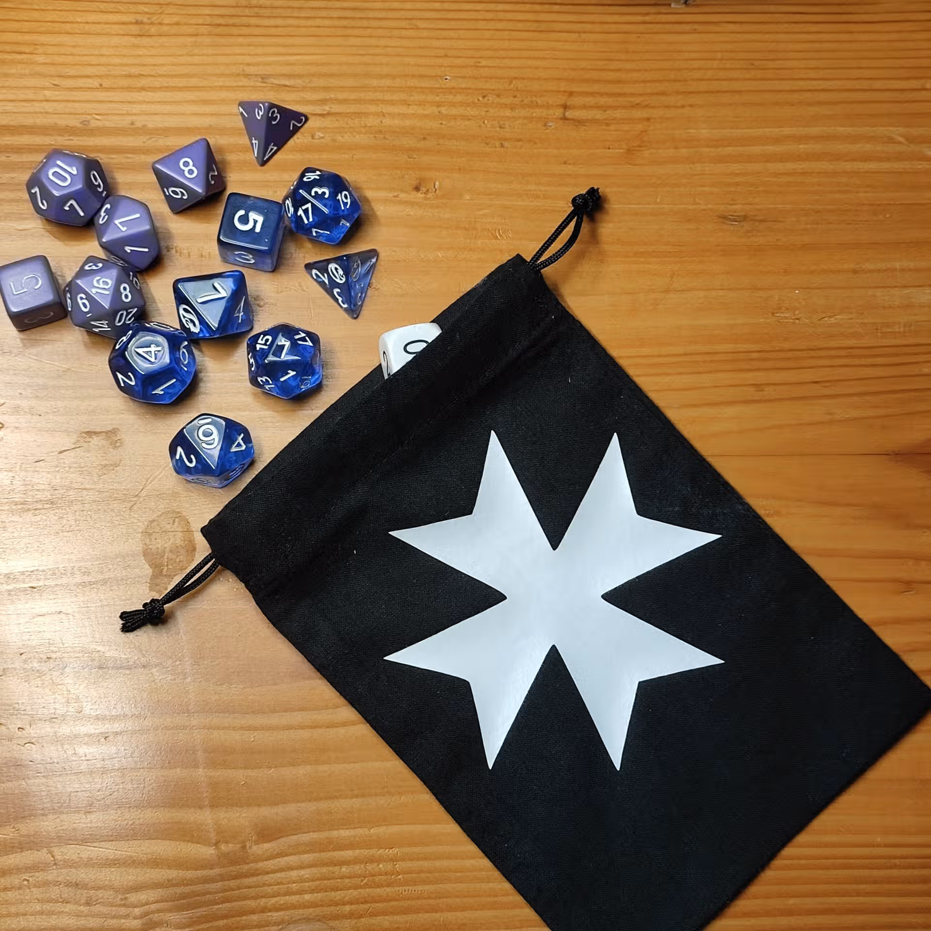 Bourse à dés plate noire - motif croix des Templiers blanc