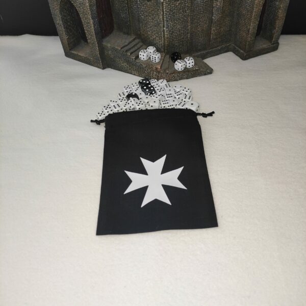 Bourse à dés plate noire - motif croix des Templiers blanc