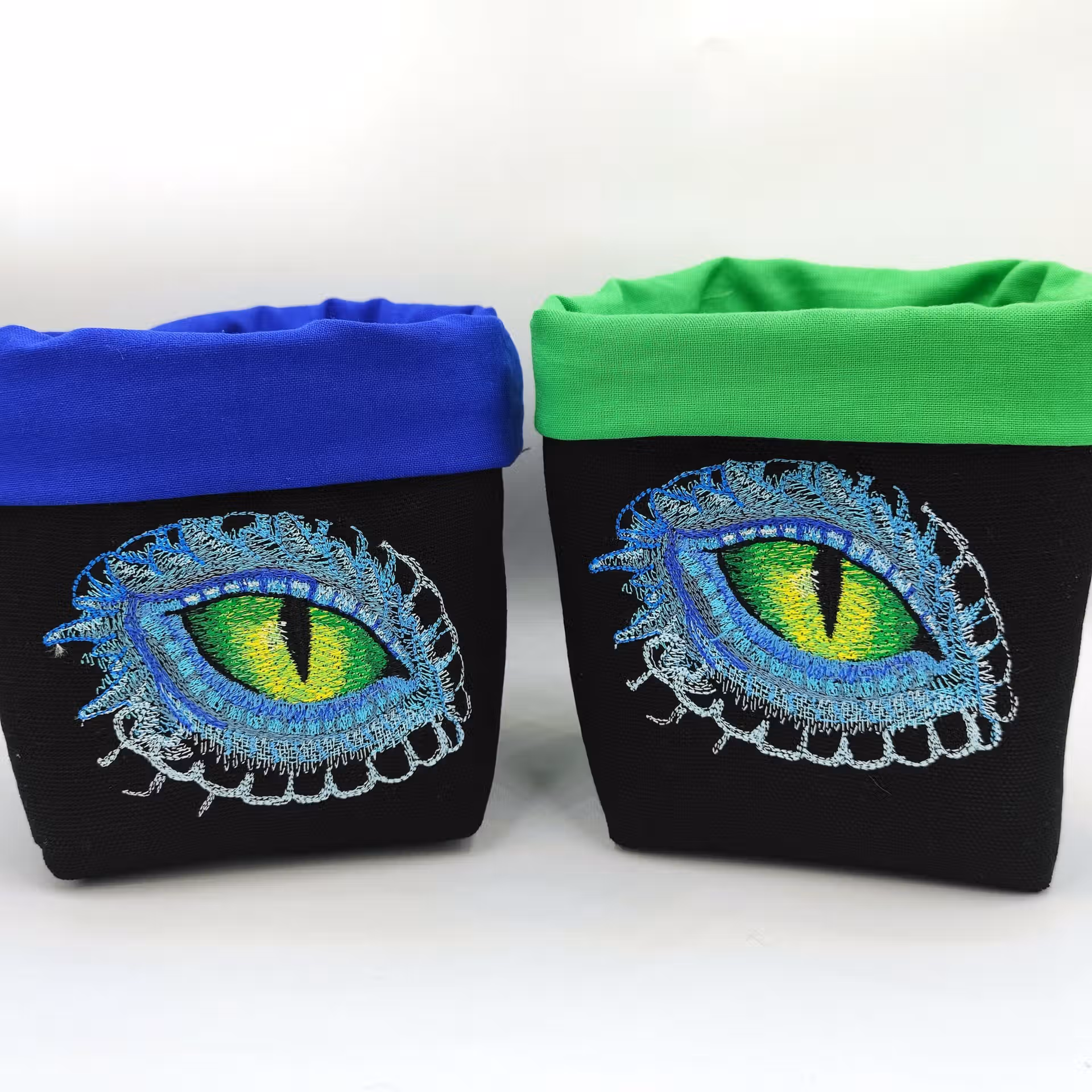 Bourse à dés carrée noire brodée - Ork face