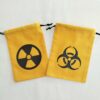 2 bourses à dés plate jaune avec motif risque biologique et nucléaire noir