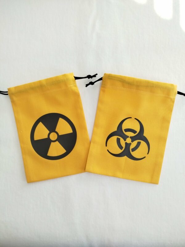 2 bourses à dés plate jaune avec motif risque biologique et nucléaire noir