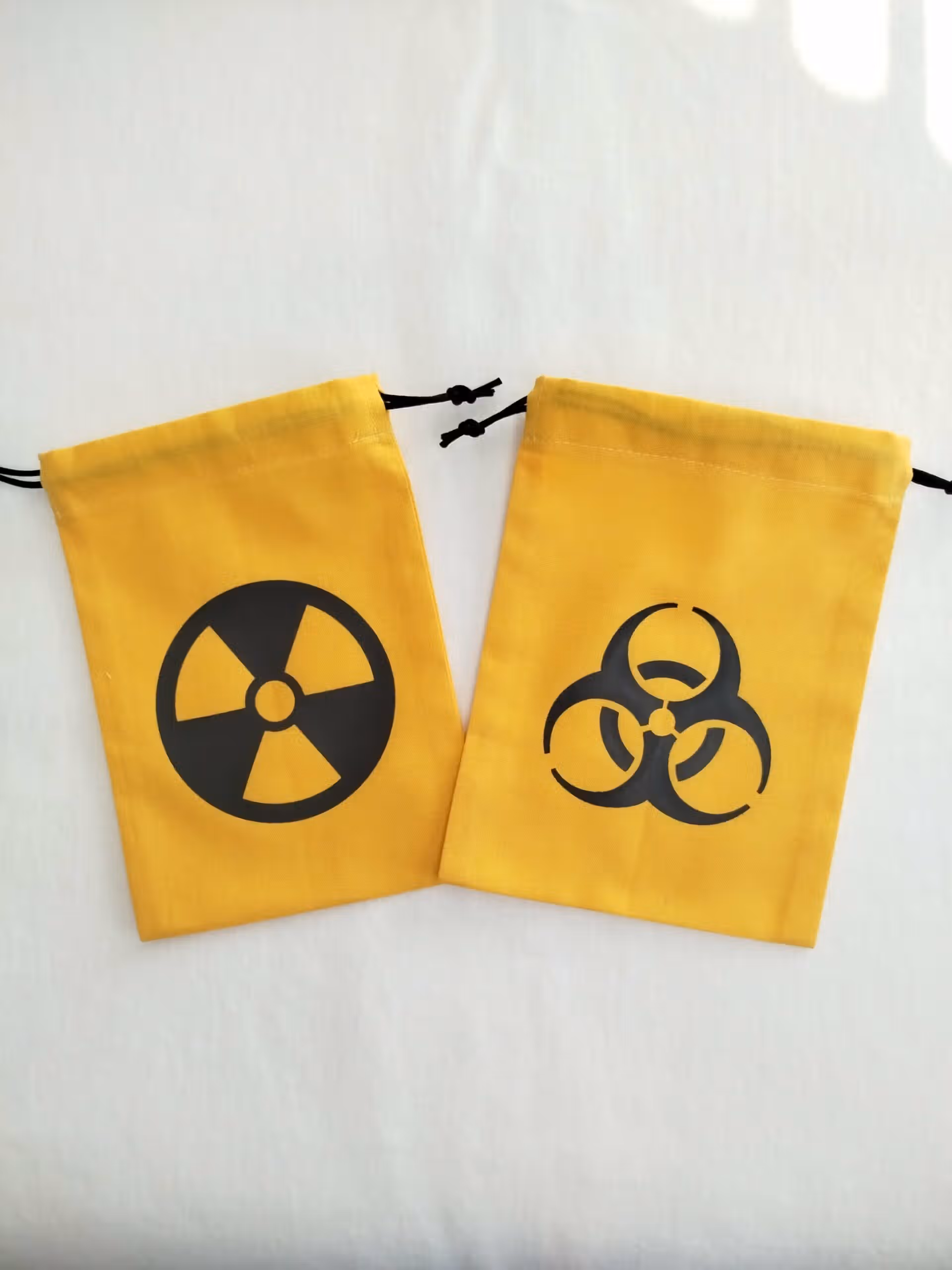 Bourse à dés plate jaune avec motif risque biologique et nucléaire 2 bourses à dés plate jaune avec motif risque biologique et nucléaire noir