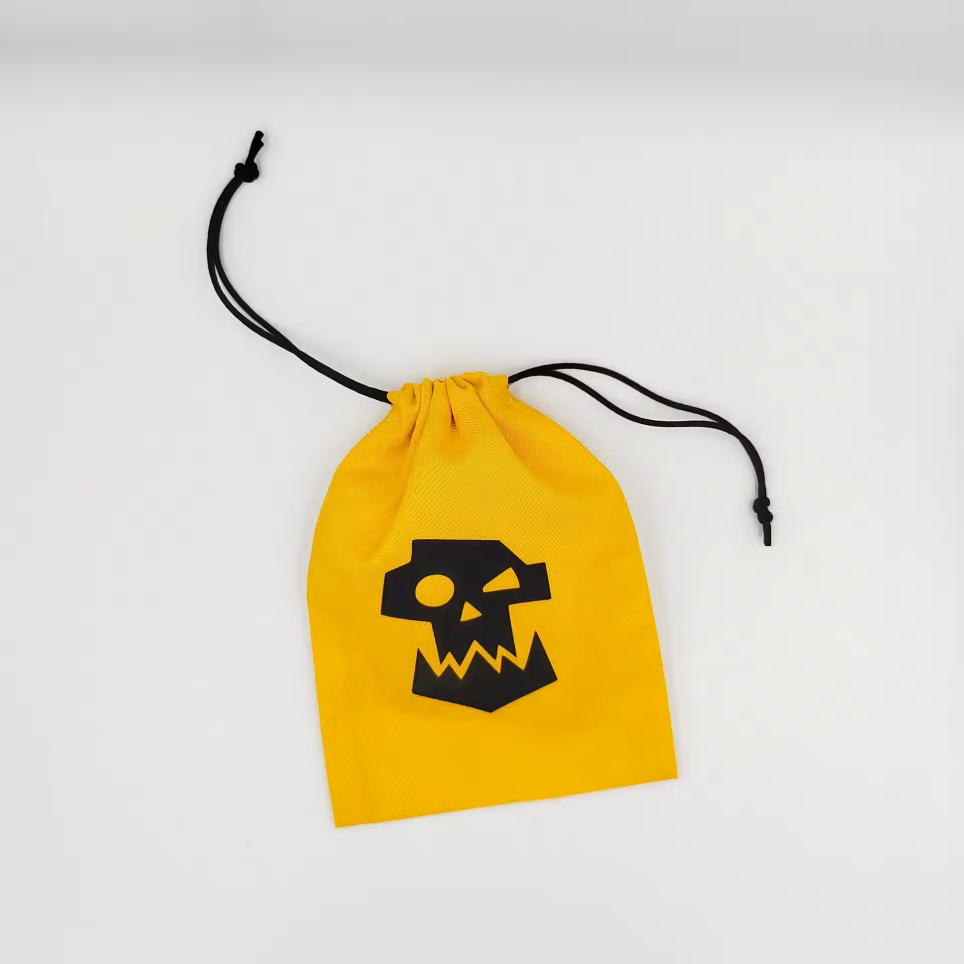 Bourse à dés plate jaune avec motif Ork - Gork ou Mork noir fermée Bourse à dés plate jaune avec motif Ork - Gork ou Mork noir fermée
