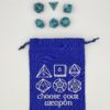 bourse à dés bleue choose your weapon avec un set de dés de jeu de rôle