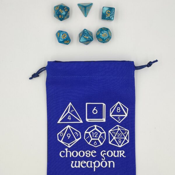 bourse à dés bleue choose your weapon avec un set de dés de jeu de rôle