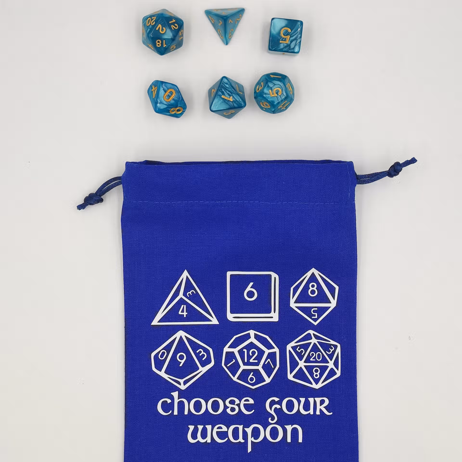 bourse à dés bleue choose your weapon avec un set de dés de jeu de rôle