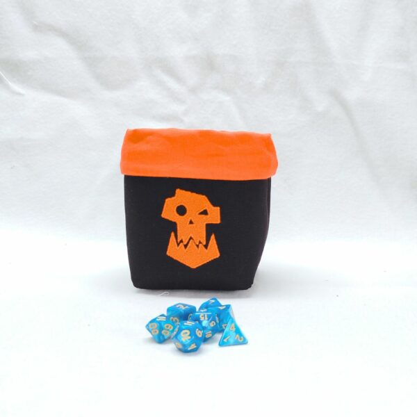 Panière à dés brodée ork orange et noire avec des dés