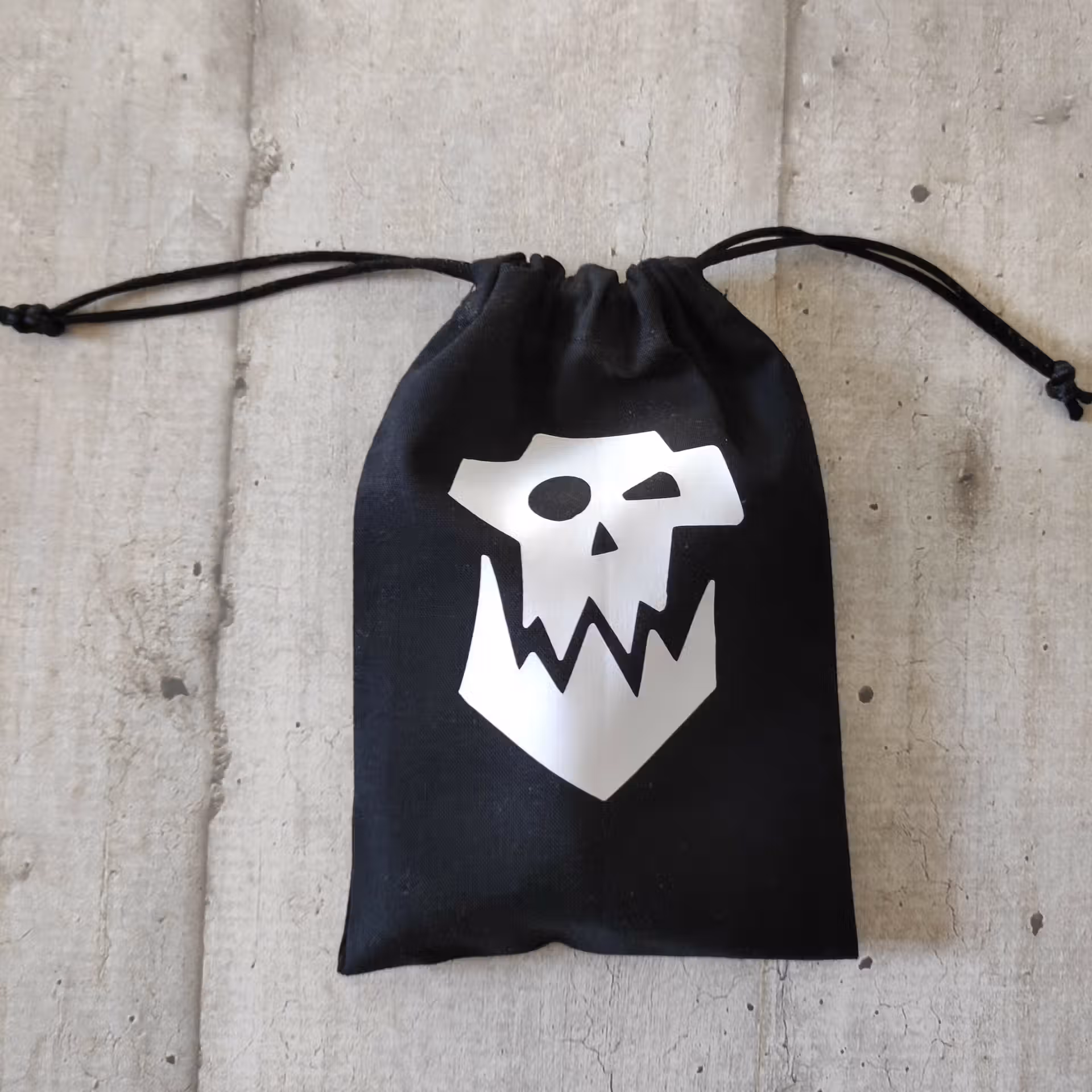 Bourse à dés noire - motif Ork, Gork ou Mork Bourse à dés noire - motif Ork, Gork ou Mork