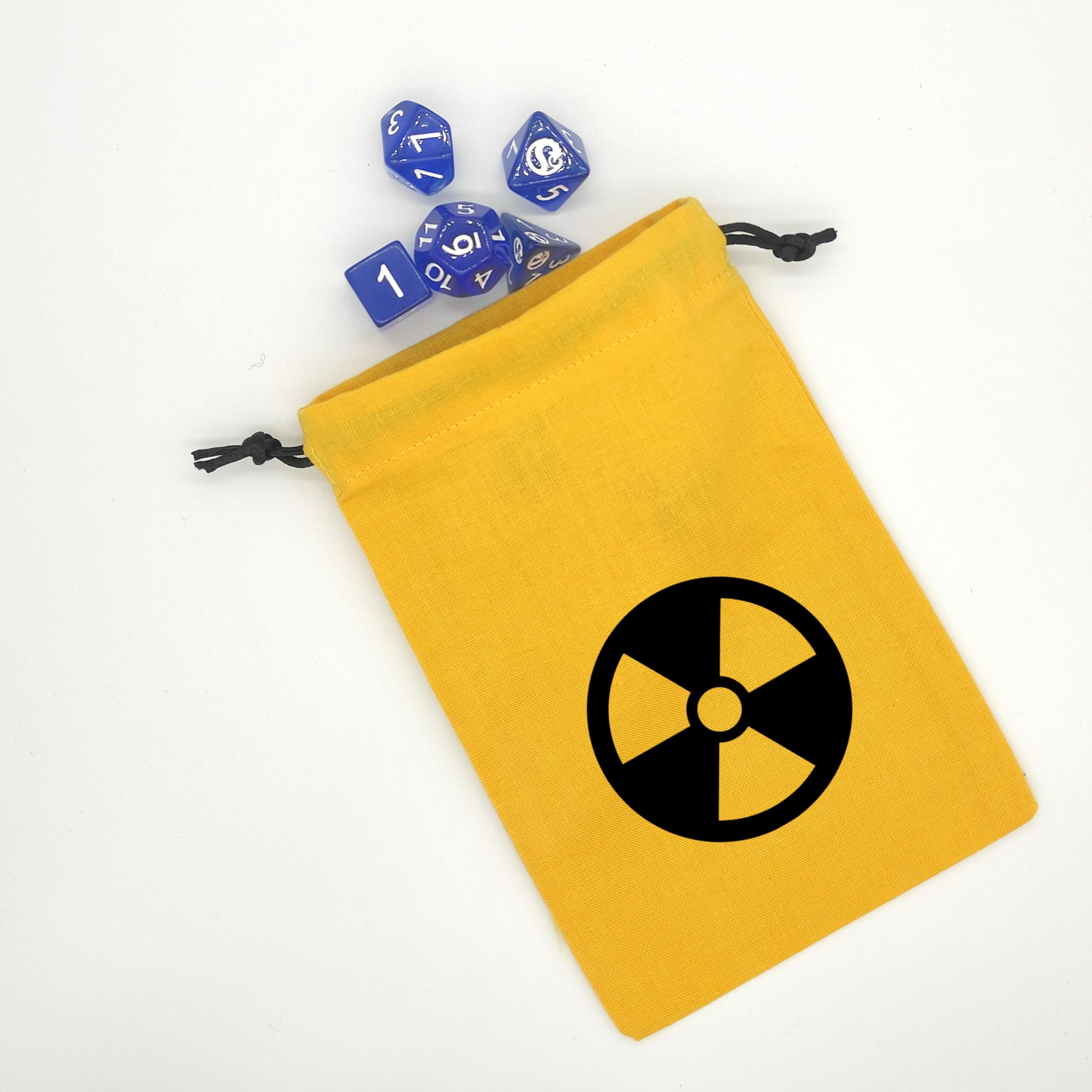 Bourse à dés plate jaune - motif nucléaire noir avec un set de dés de jeu de rôle
