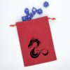Bourse à dés plate rouge motif dragon noir avec dés de jeux de rôle donjons et dragons