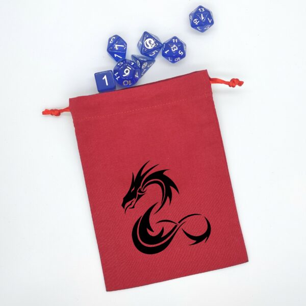 Bourse à dés plate rouge motif dragon noir avec dés de jeux de rôle donjons et dragons