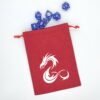 Bourse à dés plate rouge motif dragon blanc avec dés de jeux de rôle donjons et dragons