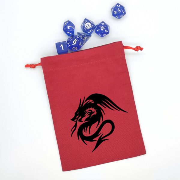 Bourse à dés plate rouge - motif dragon noir avec un set de dés de jeu de rôle