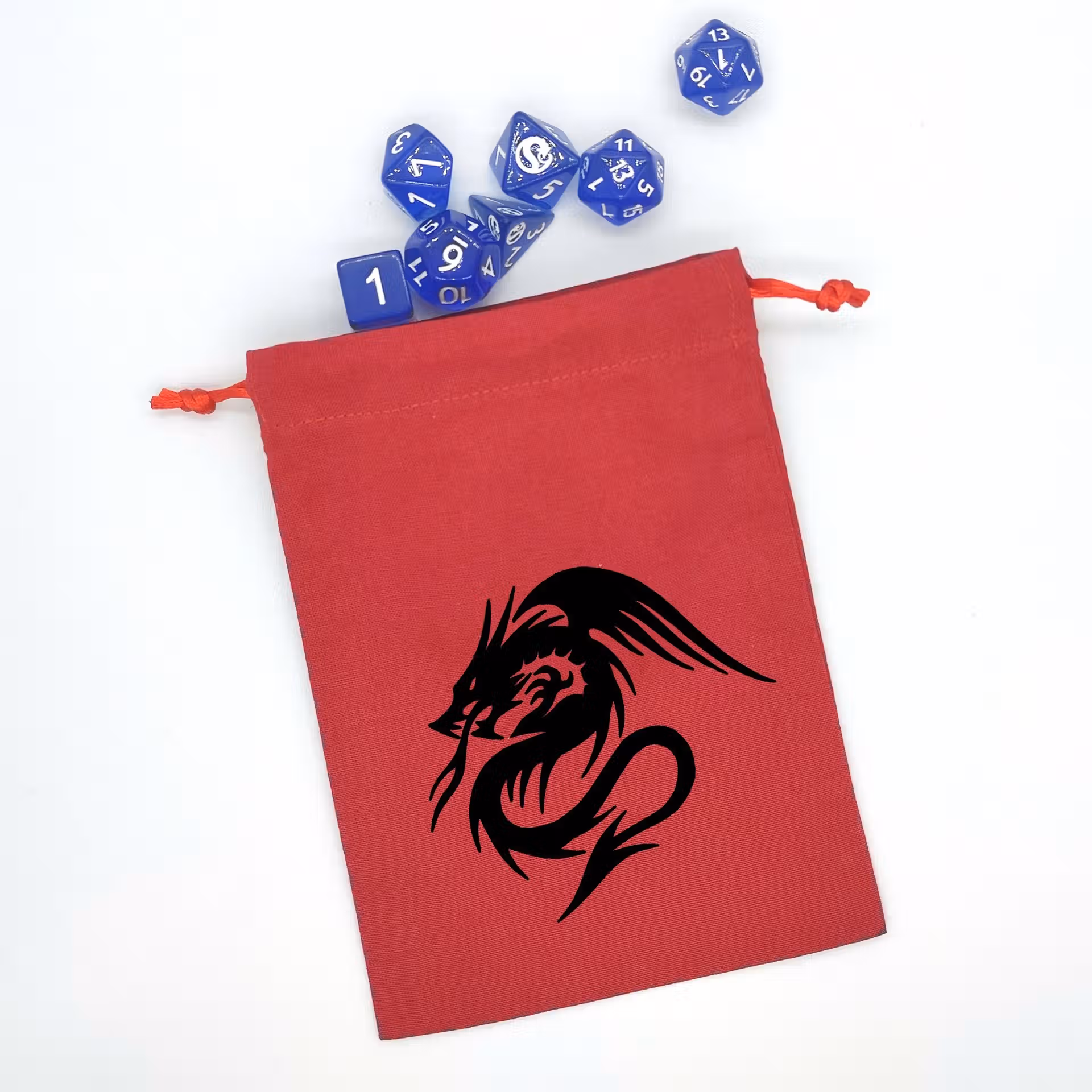 Bourse à dés plate rouge - motif dragon noir Bourse à dés plate rouge - motif dragon noir avec un set de dés de jeu de rôle