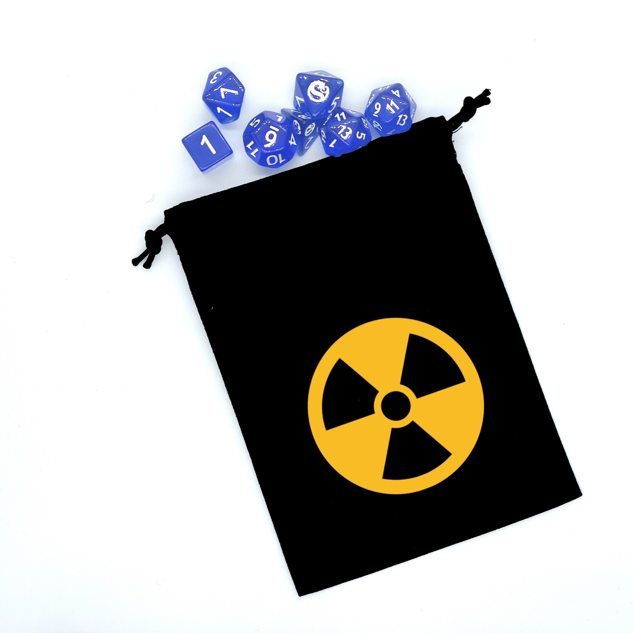 Bourse à dés plate noire- motif nucléaire jaune avec un set de dés de jeu de rôle
