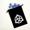 Bourse à dés plate noire - motif nœud celtique Triquetra avec un set de dés de jeux de rôle Dragons