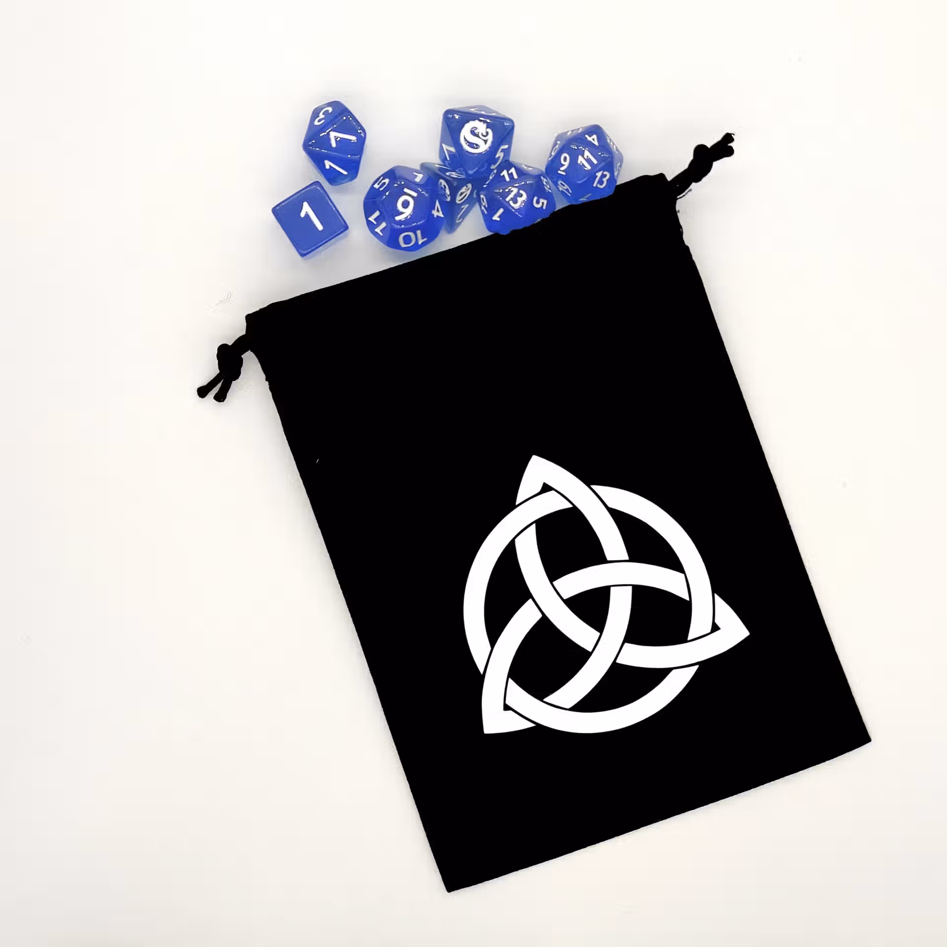 Bourse à dés plate noire - motif nœud celtique Triquetra avec un set de dés de jeux de rôle Dragons
