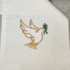 Echarpe de baptême en lin blanc brodée d'une colombe dorée et d'un rameau vert