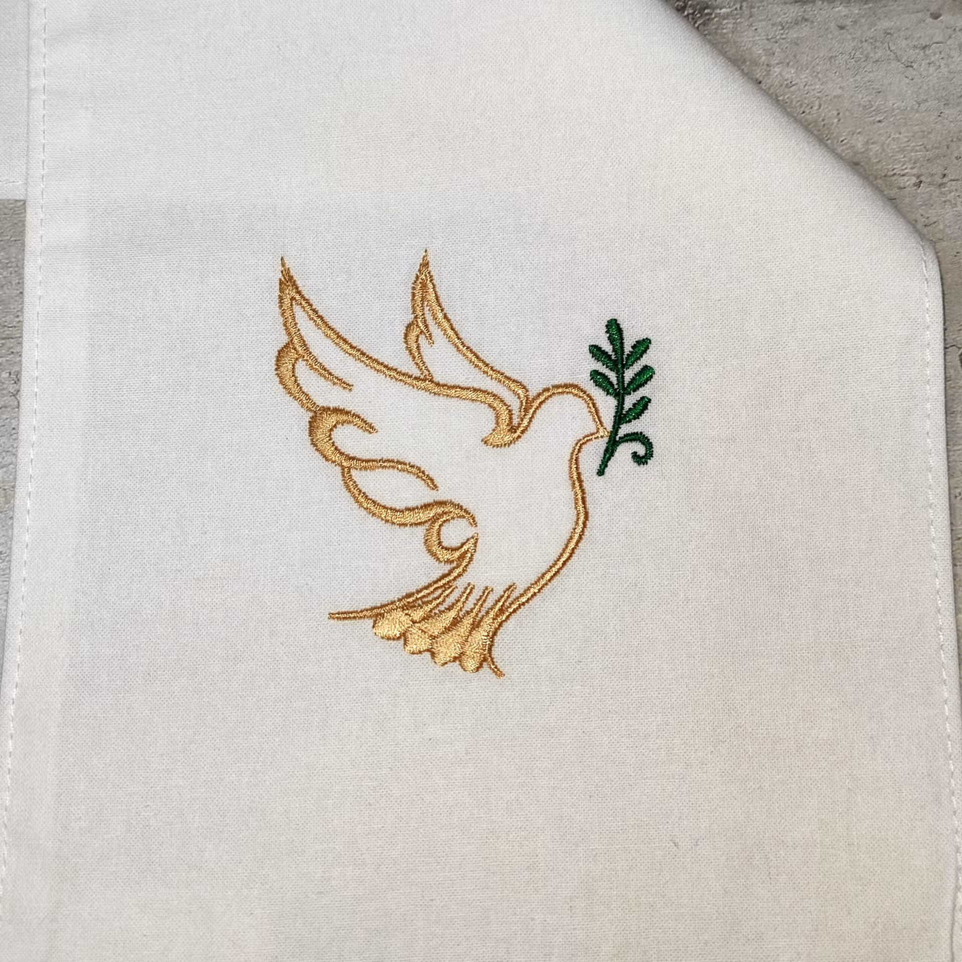 Echarpe de baptême en lin blanc brodée d'une colombe dorée et d'un rameau vert