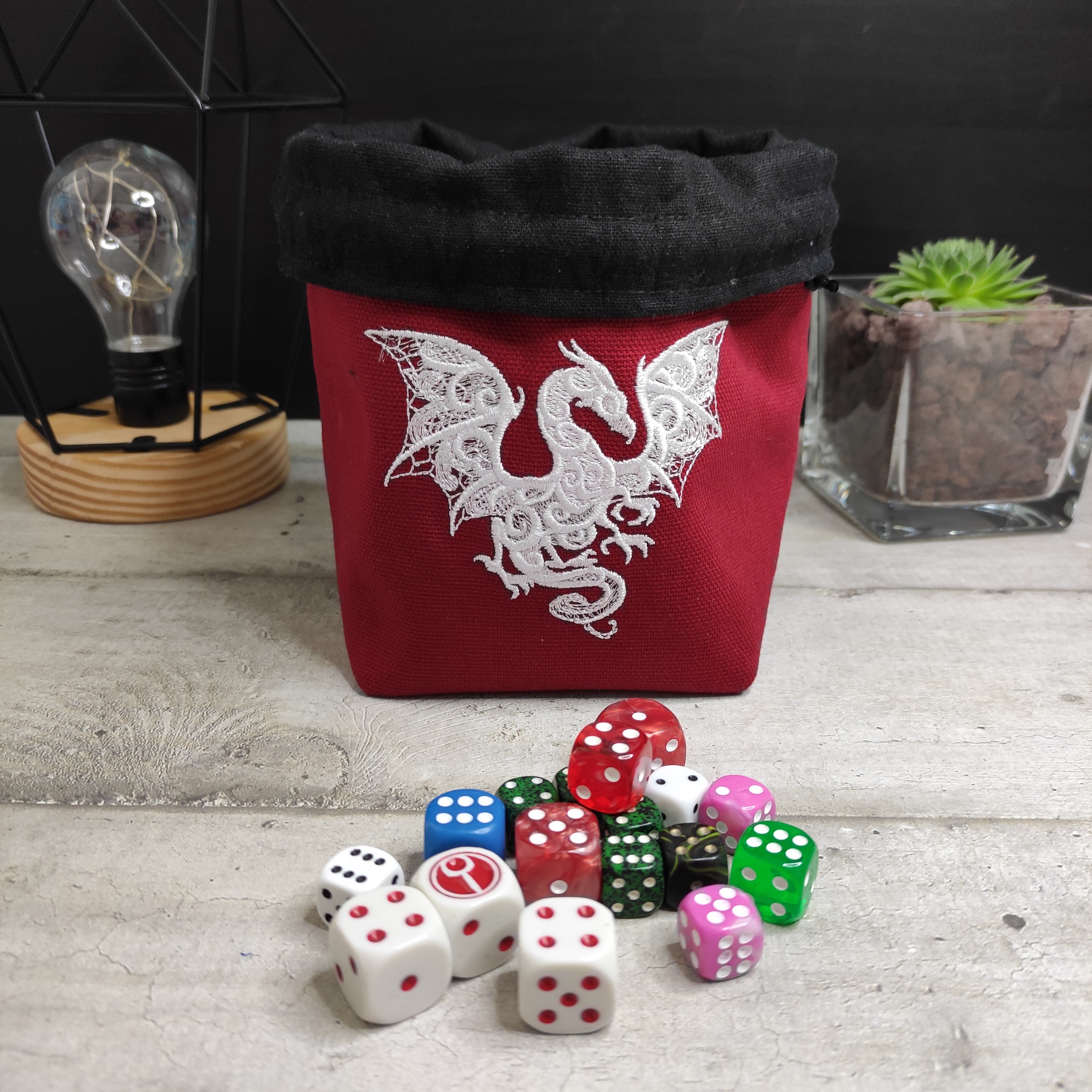 Panière à dés rouge brodée d'un dragon blanc avec intérieur noir