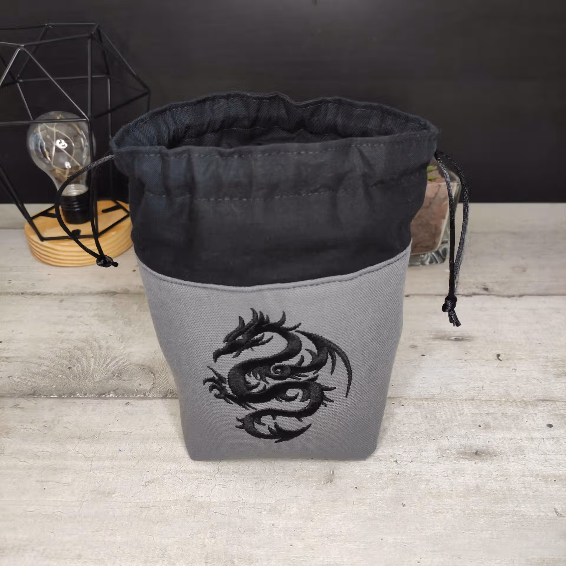 Bourse à dés carrée grise motif dragon noir ouverte Bourse à dés carrée grise motif dragon noir ouverte