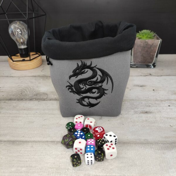 Bourse à dés carrée grise motif dragon noir avec dés
