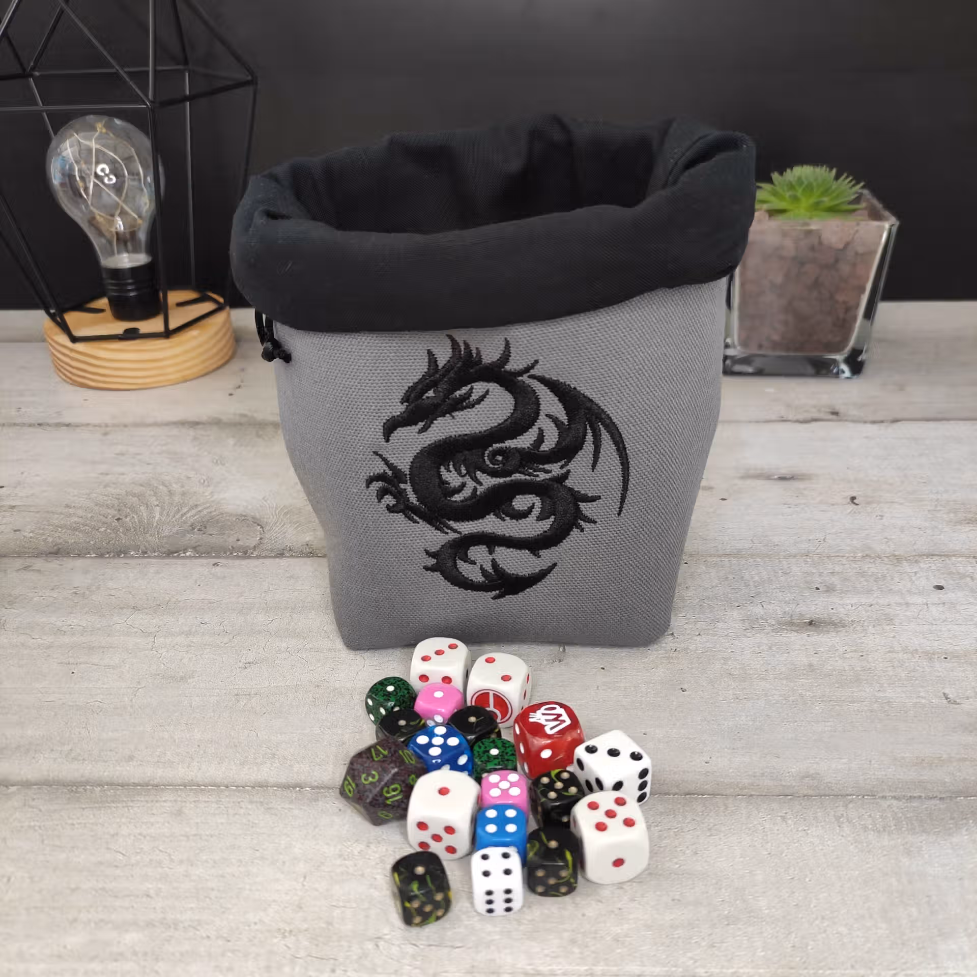 Bourse à dés carrée grise motif dragon noir avec dés Bourse à dés carrée grise motif dragon noir avec dés
