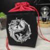 bourse à dé carrée brodée noire et rouge avec deux dragons blancs yin yang fermée