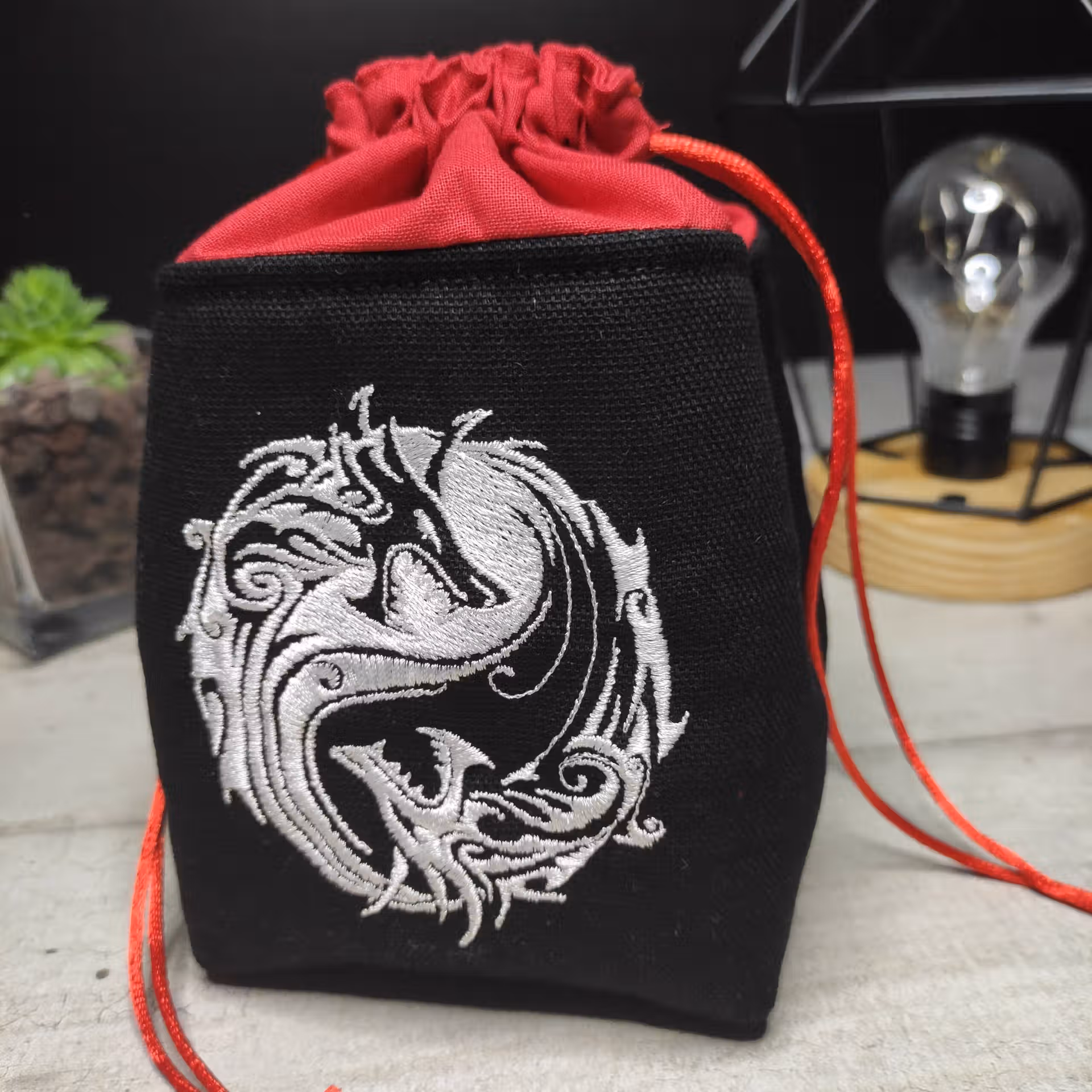 bourse à dé carrée brodée noire et rouge avec deux dragons blancs yin yang fermée