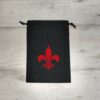 Bourse à dés plate - motif Fleur de lys - logo des Sœurs de bataille (SOB)