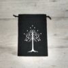Bourse à dés plate noire - motif Arbre du Gondor argenté