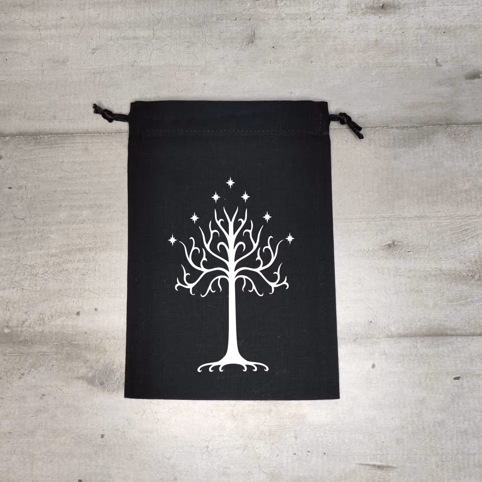 Bourse à dés plate noire - motif Arbre du Gondor argenté Bourse à dés plate noire - motif Arbre du Gondor argenté