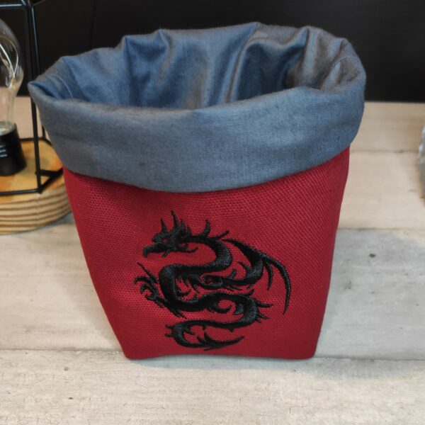 Bourse à dés carrée rouge motif dragon noir
