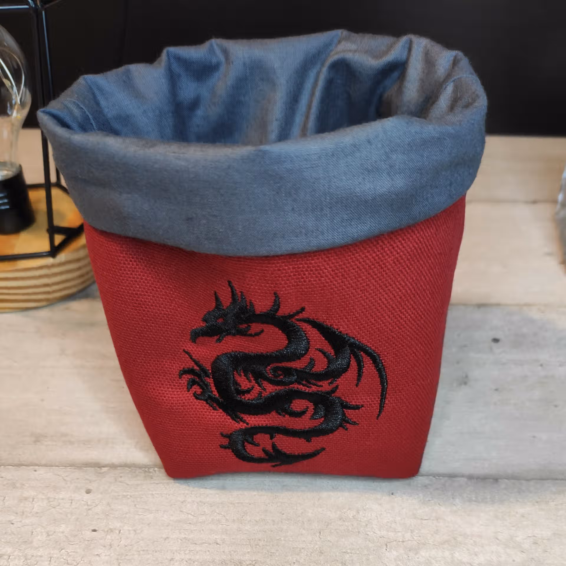 Bourse à dés carrée rouge motif dragon noir Bourse à dés carrée rouge motif dragon noir