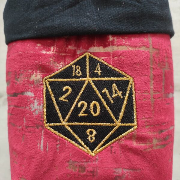 Broderie jeu de rôle D20 sur une bourse