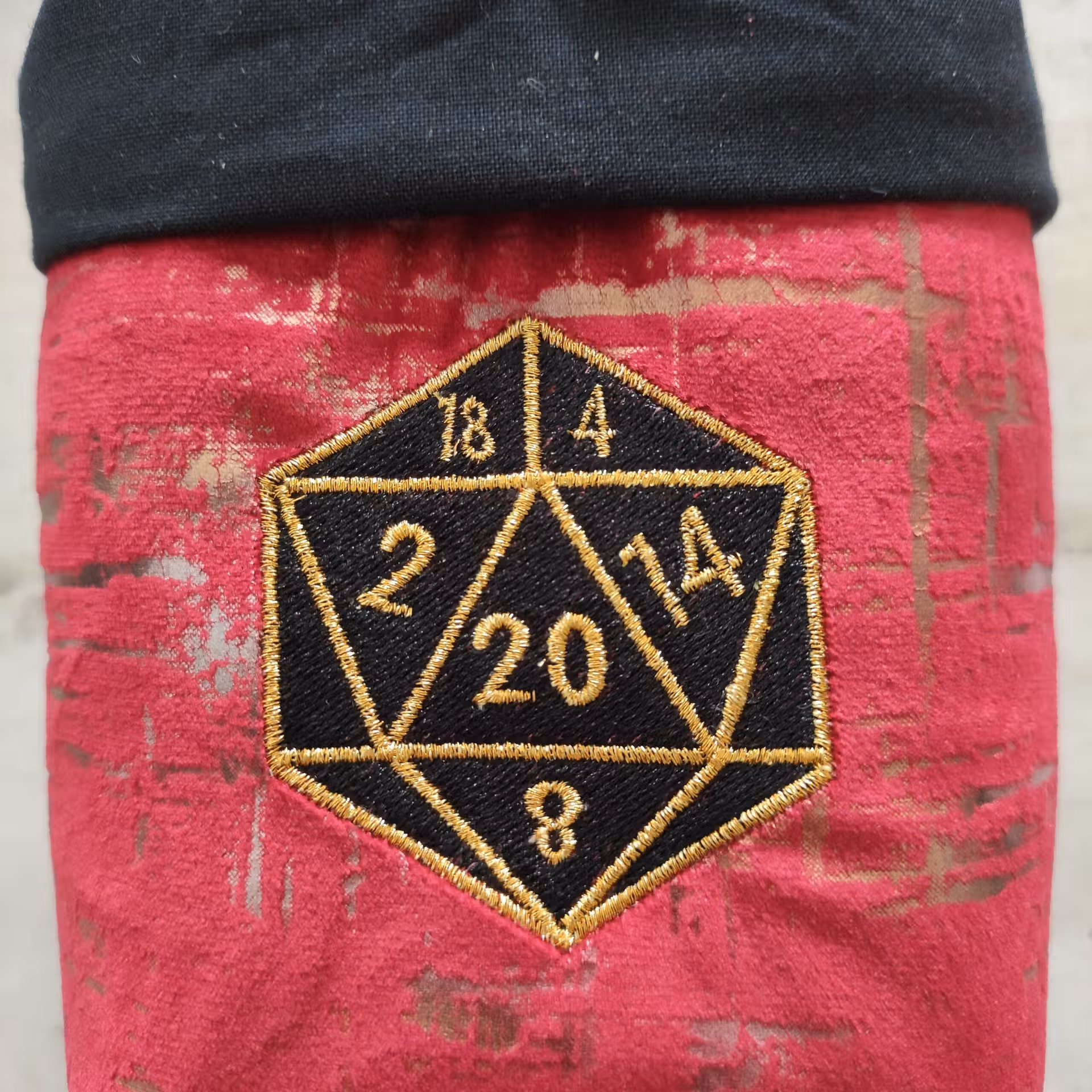 Broderie jeu de rôle D20 Broderie jeu de rôle D20 sur une bourse