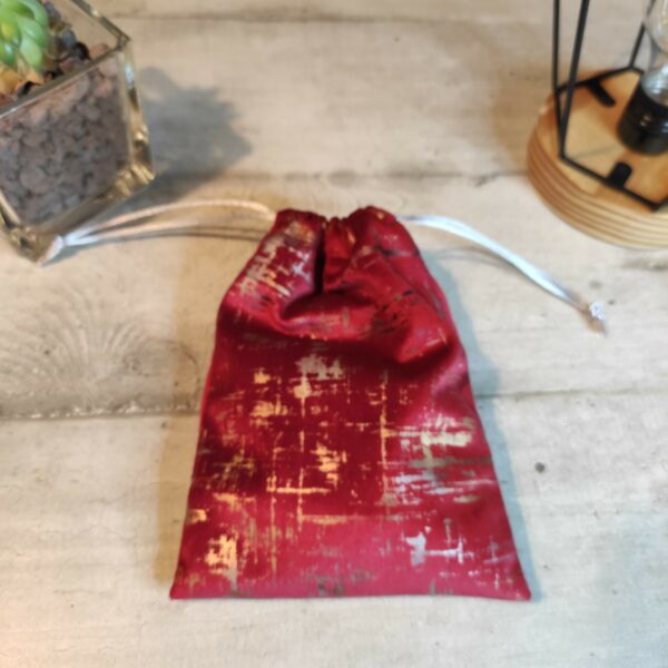 Bourse à dés plate rouge en velours ras marbré, argenté et doré