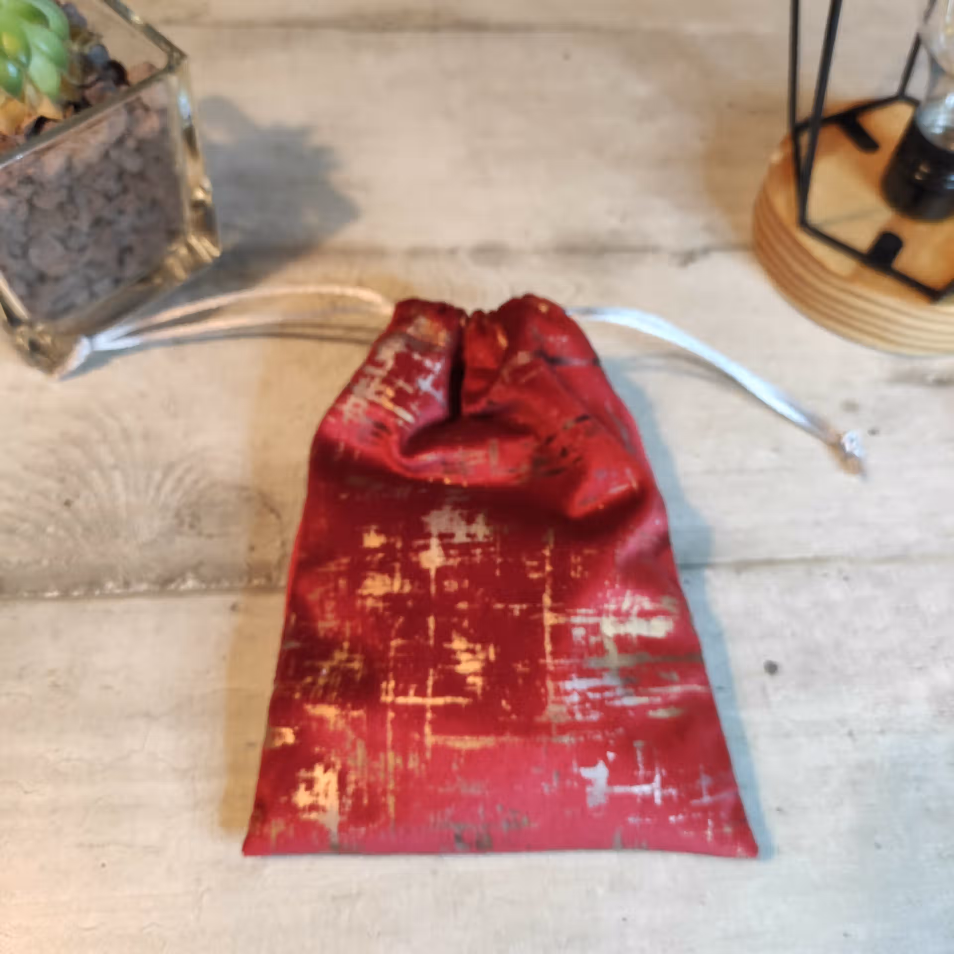 Bourse à dés plate rouge en velours ras marbré, argenté et doré