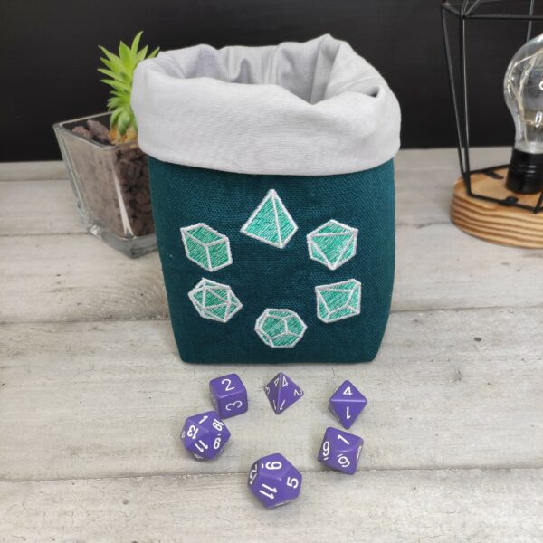 Panière à dés carré verte et grise brodée avec un set de dés de jeu de rôle (d20, d12, d10, d8, d6, d4)