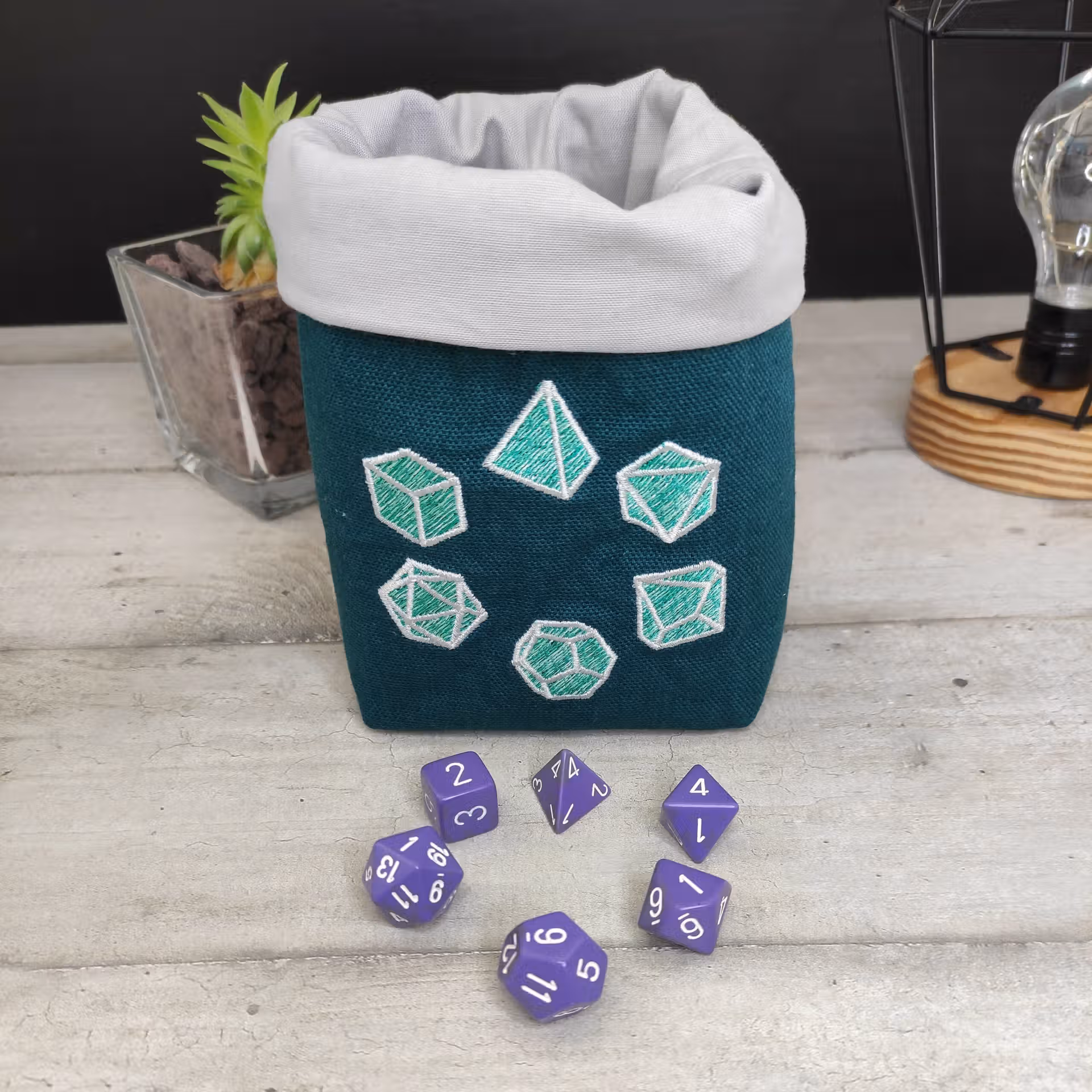 Panière à dés carré brodée jeu de rôle Panière à dés carré verte et grise brodée avec un set de dés de jeu de rôle (d20, d12, d10, d8, d6, d4)