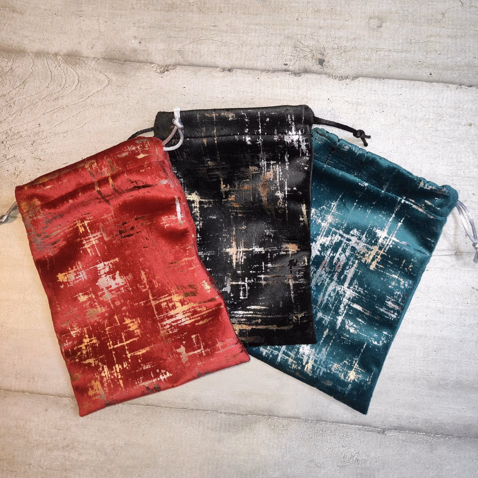 lot de 3 bourses à dés plate (rouge, noir et vert) en velours ras marbré, argenté et doré