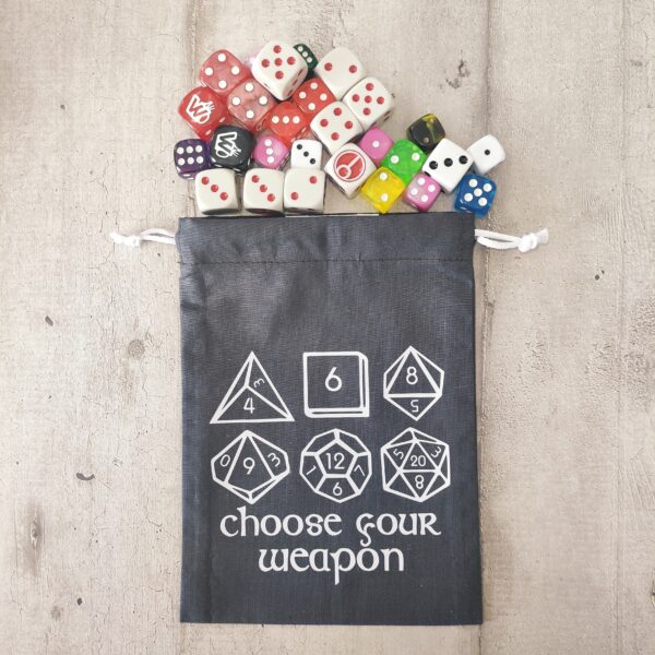 bourse à dés noire choose your weapon avec de nombreux dés