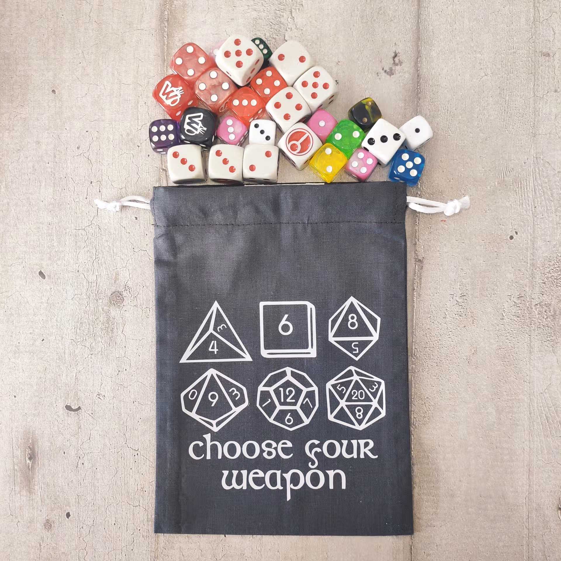bourse à dés noire choose your weapon avec de nombreux dés