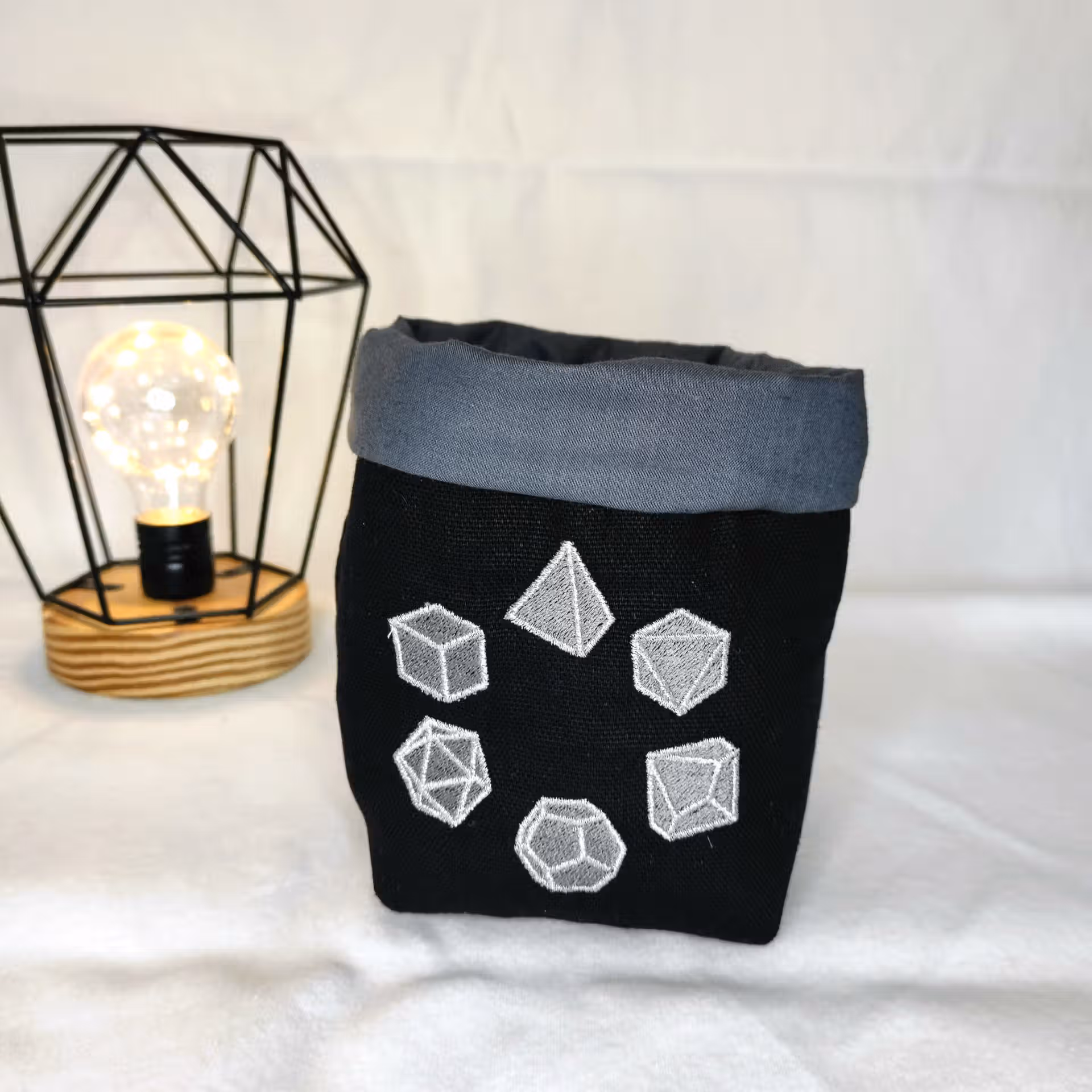 bourse à dés carré noire brodée jeu de rôle gris