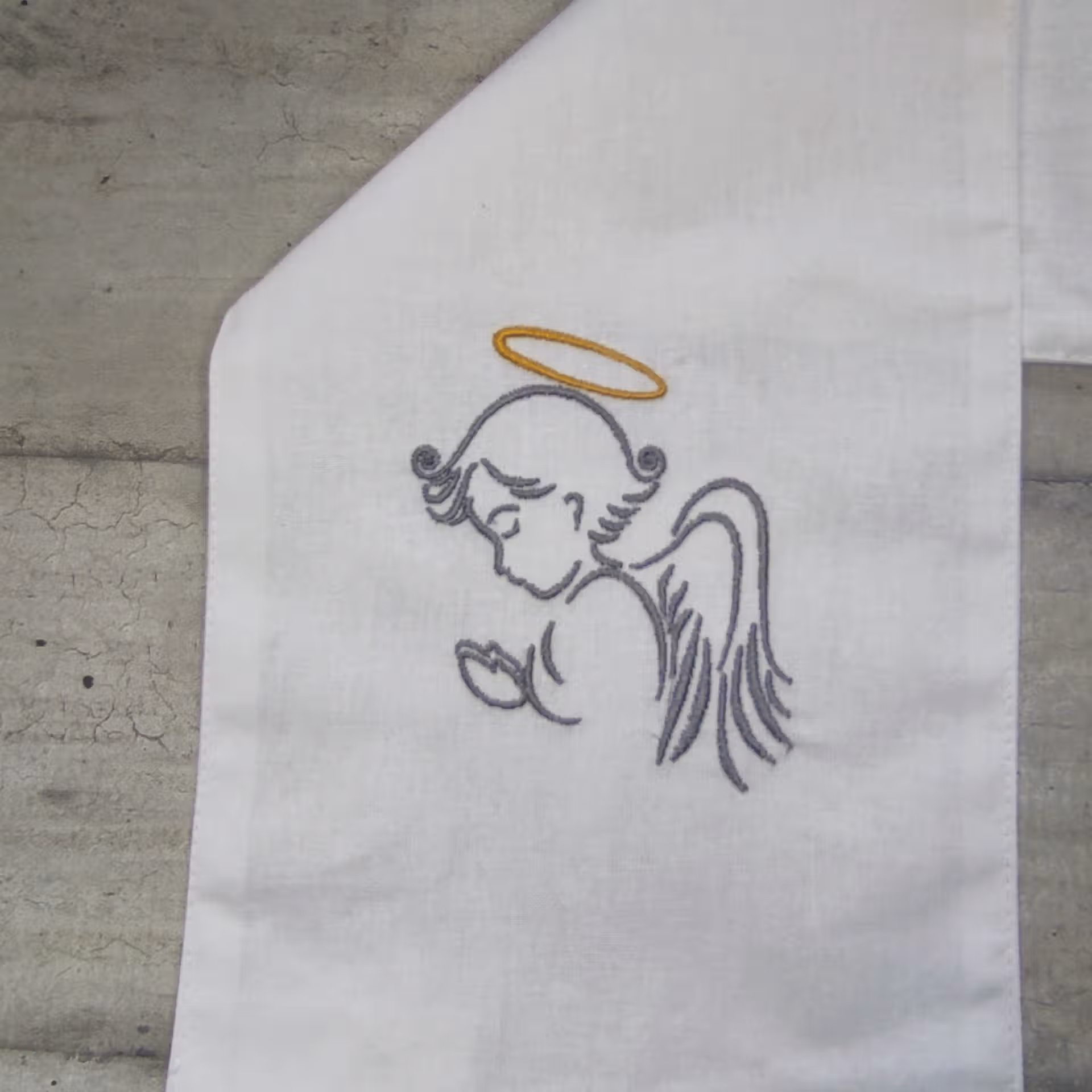 broderie ange gris surmonté d'une auréole dorée