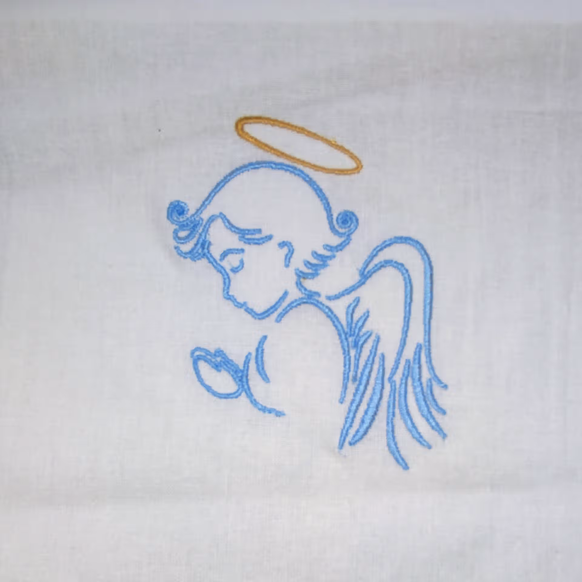 broderie ange bleu surmonté d'une auréole dorée
