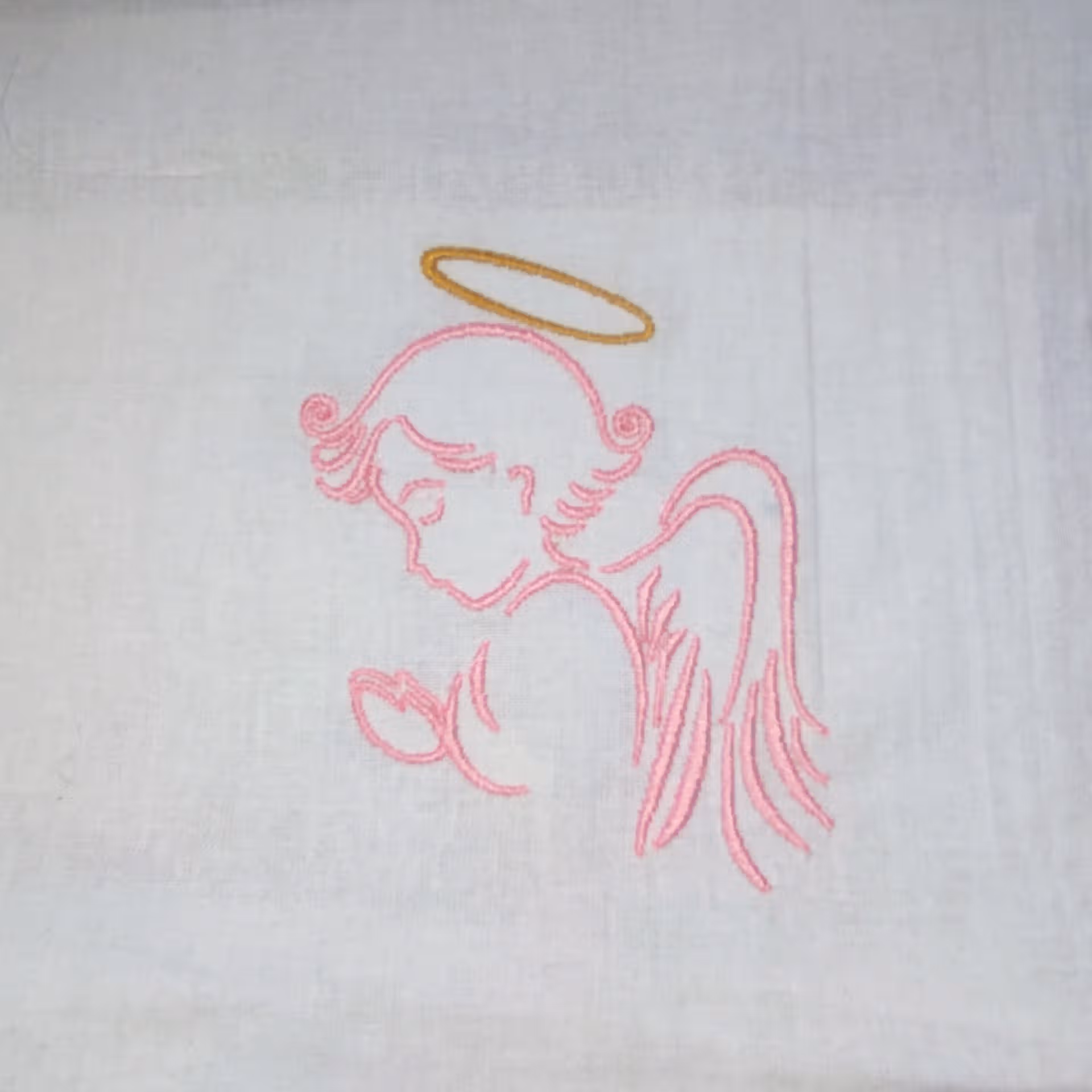 broderie ange rose surmonté d'une auréole dorée