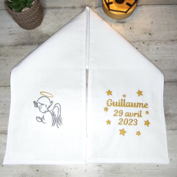 Echarpe de baptême brodée avec un petit ange en coton blanc et personnalisée