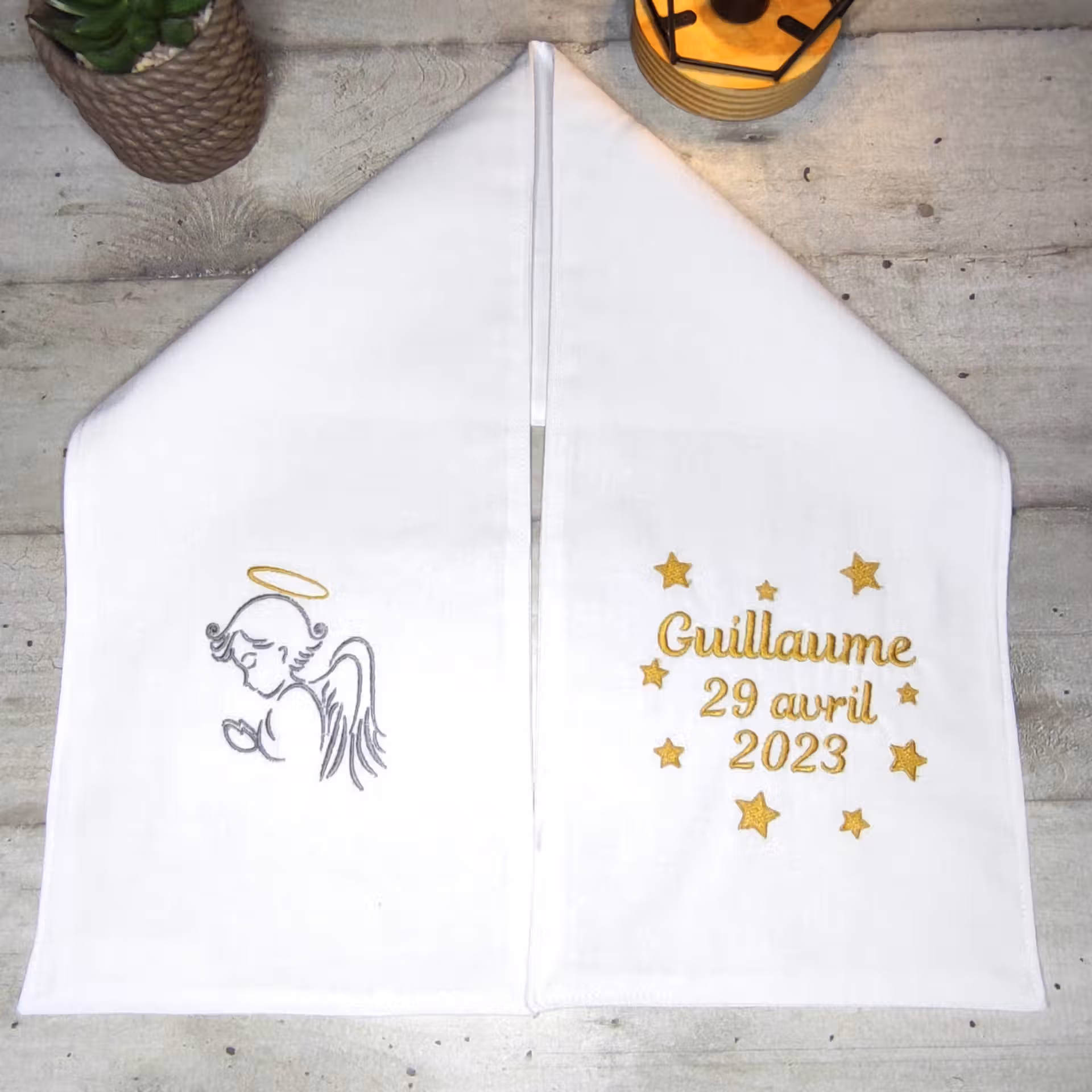 Echarpe de baptême brodée avec un petit ange en coton blanc et personnalisée Echarpe de baptême brodée avec un petit ange en coton blanc et personnalisée
