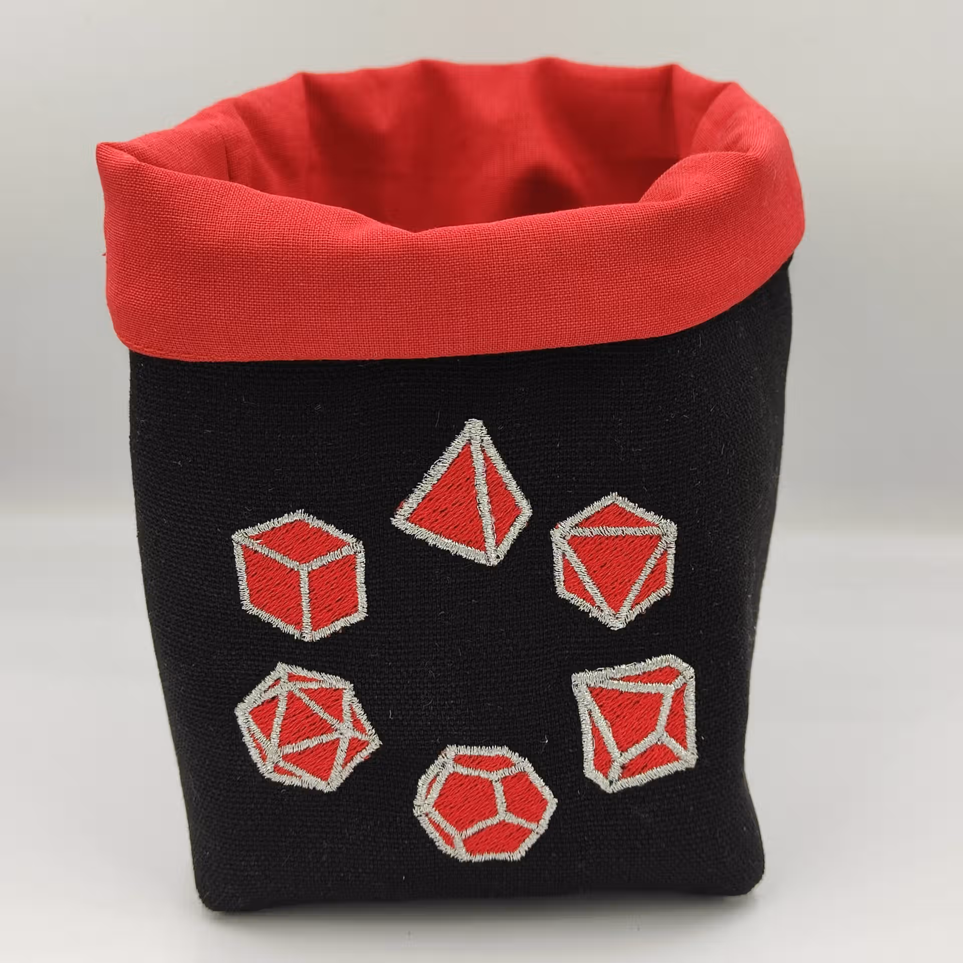 bourse à dés carré noire brodée jeu de rôle rouge bourse à dés carré noire brodée jeu de rôle rouge